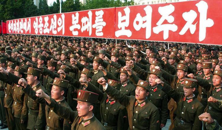 Parade. Parade i Nordkoreas hovedstad, Pyongyang, i går. Soldater råber antiamerikanske slogans. 