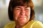 Ramt. Vicki Guillot græder, da hun fortæller, at hun har været nød til at lukke sin cafe i Gheens, omkring 70 kilometer fra kysten. Oliepølen har skræmt kunderne væk, og rejerne til hendes roste sandwich er der heller ikke nok af. 