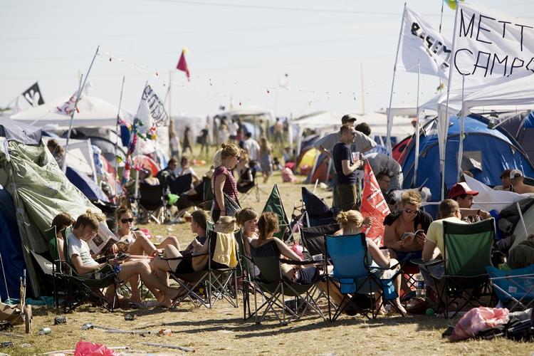 Dyrt. Gæster på Roskilde Festival vil for fremtiden kunne se frem til at skulle betale et hav af gebyrer. Bl.a. for at medbringe pavillon på teltpladsen. Arkivfoto. 