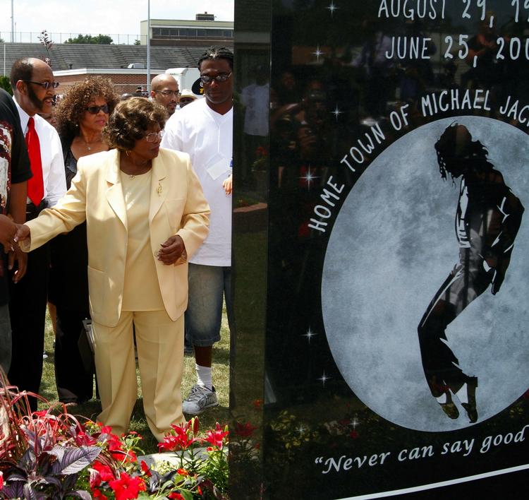 mindet. Michael Jacksons mor, Kathrine Jackson, mindedes i går sin søn nær familiens hjem. Her afslører hun en mindesten i byen, Gary. 