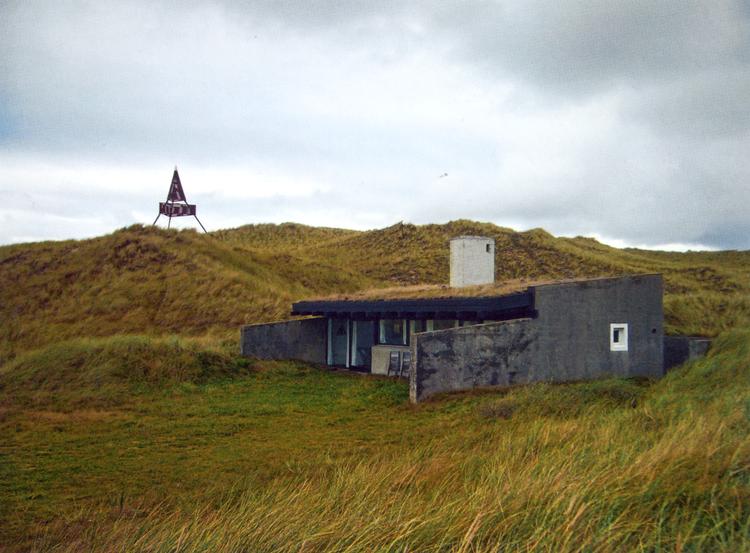 Bunker. Sommerhuset støbt i en klit ved Gl. Skagen minder om strandens bunkers. 
