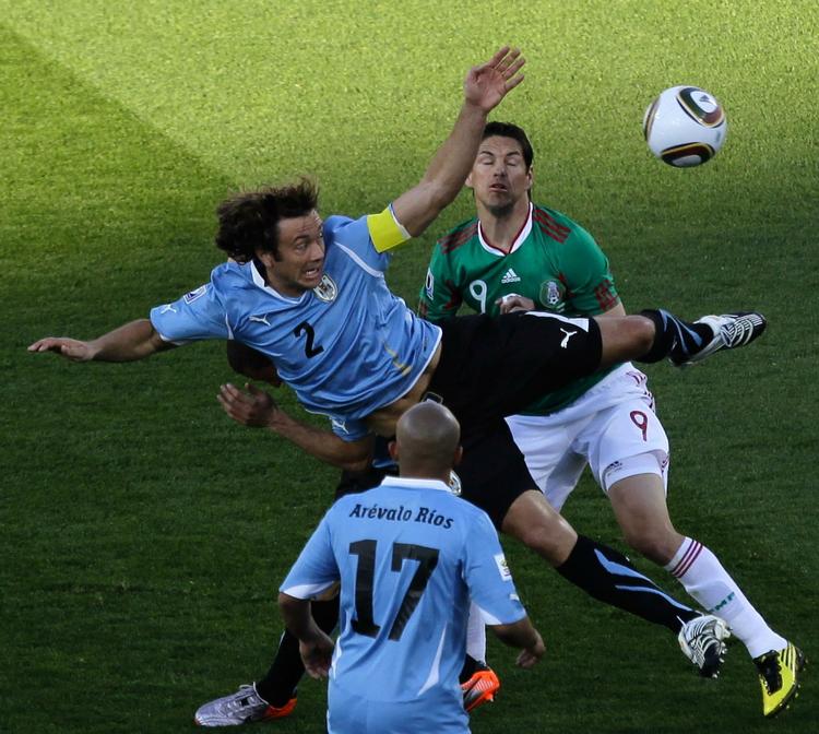 kontrol. Uruguays anfører Diego Lugano spillede en kontrolleret kamp i midterforsvaret for Uruguay, som ser ud til at kunne komme langt ved VM. 