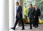 Beslutsomhed. Her er bossen og resten af hans følge på vej til podiet for at afskedige McChrystral. Fra venstre: Præsident Obama, David Petreus, forsvarsminister Robert Gates og vicepræsident Joe Biden. 