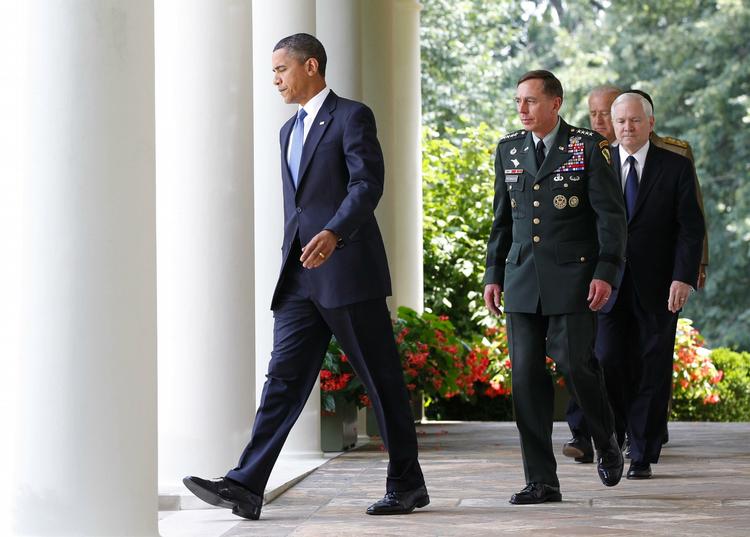 Beslutsomhed. Her er bossen og resten af hans følge på vej til podiet for at afskedige McChrystral. Fra venstre: Præsident Obama, David Petreus, forsvarsminister Robert Gates og vicepræsident Joe Biden. 