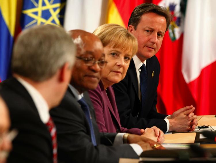 exit. Den britiske premierminister David Cameron (th) er i øjeblikket i Canada til G8-topmøde. Her har han meldt ud, at han ønsker de britiske tropper hjem fra Afghanistan  inden næste valg. 