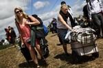 Festivalfolket er begyndt at indfinde sig på campingarealet i Roskilde. 