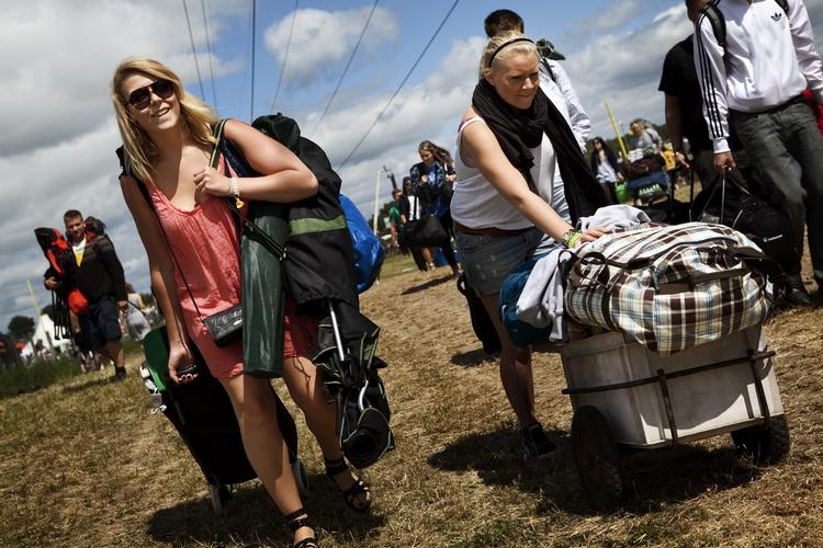 Festivalfolket er begyndt at indfinde sig på campingarealet i Roskilde. 