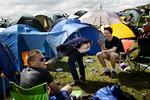 Der er liv på festivalpladsen. Kasper med paraply, Daniel i bar mås. 