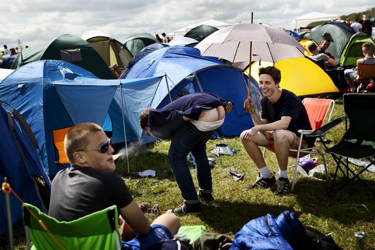 Der er liv på festivalpladsen. Kasper med paraply, Daniel i bar mås. 