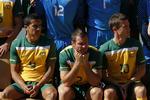 unfair. Australiens Tim Cahill (tv) blev udvist, selv om modstanderen ikke mente, der var sket noget strafbart. Og Harry Kewell (th) føler sig også ramt af ujævne dommerpræstationer ved VM. Arkivfoto. 