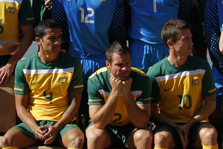 unfair. Australiens Tim Cahill (tv) blev udvist, selv om modstanderen ikke mente, der var sket noget strafbart. Og Harry Kewell (th) føler sig også ramt af ujævne dommerpræstationer ved VM. Arkivfoto. 