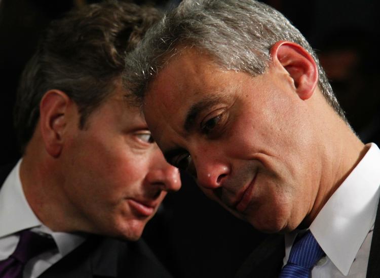 Vækst. Den amerikanske finansminister Timothy Geithner (tv.) mener, Europas spareplaner er gået for vidt. Her ses han under weekendens G20-møde sammen med stabschefen i det Det Hvide Hus Rahm Emanue (th.). 