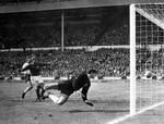 omstridt. Det afgørende mål af Geoff Hurst (ikke på billedet), hvor bolden slår fra overliggeren ned omkring målstregen, diskuteres stadig. Men England vandt finalen i 1966 efter forlænget spilletid over Tyskland. Arkivfoto. 