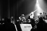Eksportvare. Krise og vulkanudbrud har i lang tid skygget for Islands berømte musikscene. Her optræder det anmelderroste band Hjaltalín med Reykjaviks Symfoniorkester. 