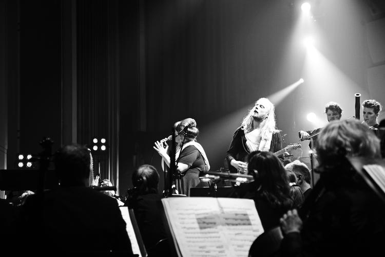 Eksportvare. Krise og vulkanudbrud har i lang tid skygget for Islands berømte musikscene. Her optræder det anmelderroste band Hjaltalín med Reykjaviks Symfoniorkester. 