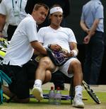 svaghed. Rafael Nadal er tilbage som verdens nummer et, men spanierens knæ kan ikke klare belastningerne i de hårde tenniskampe. 