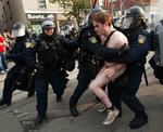 demonstrant. Politiet i Toronto anholder en nøgen aktivist under demonstrationen ved G20-topmødet i byen. 