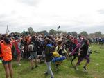 Stormløb. Flere tusinde festivalgæster løb ind over hegnet i går flere timer før den officielle åbning. 