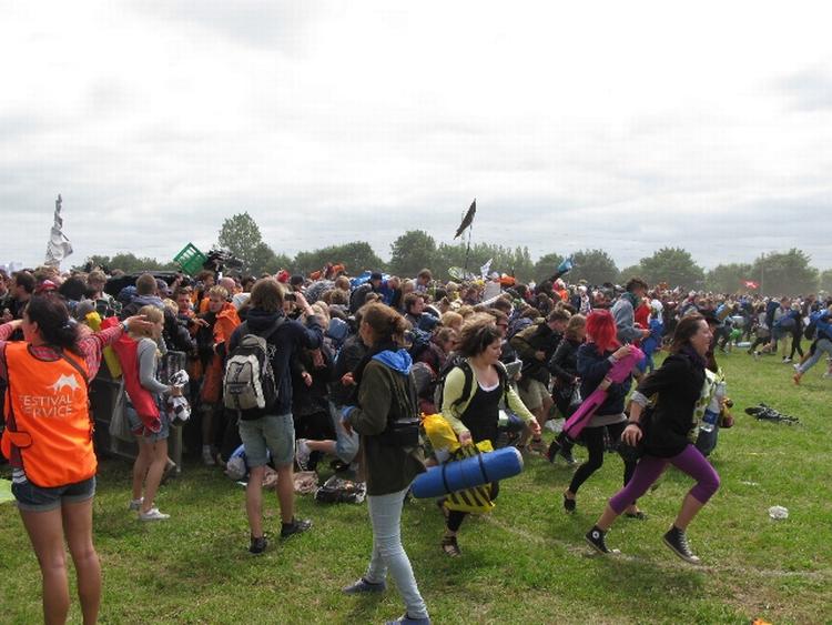 Stormløb. Flere tusinde festivalgæster løb ind over hegnet i går flere timer før den officielle åbning. 