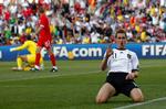 Målnæse. Miroslav Klose var med målet til 1-0 grundlæggeren af Tysklands storsejr over England. 