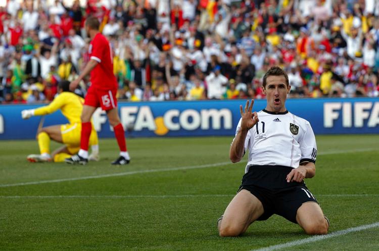 Målnæse. Miroslav Klose var med målet til 1-0 grundlæggeren af Tysklands storsejr over England. 