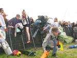 Hegnet til campingområdet er igen blevet stormet af festivalgæsterne i Roskilde. 