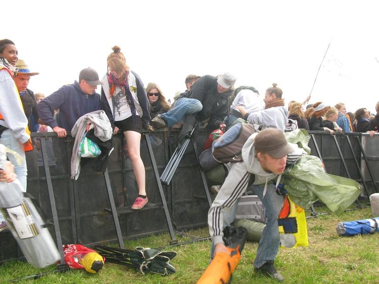 Hegnet til campingområdet er igen blevet stormet af festivalgæsterne i Roskilde. 