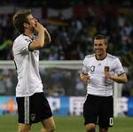 Kys. Thomas Müller uddeler kys til publikum efter sit andet mål mod England. 