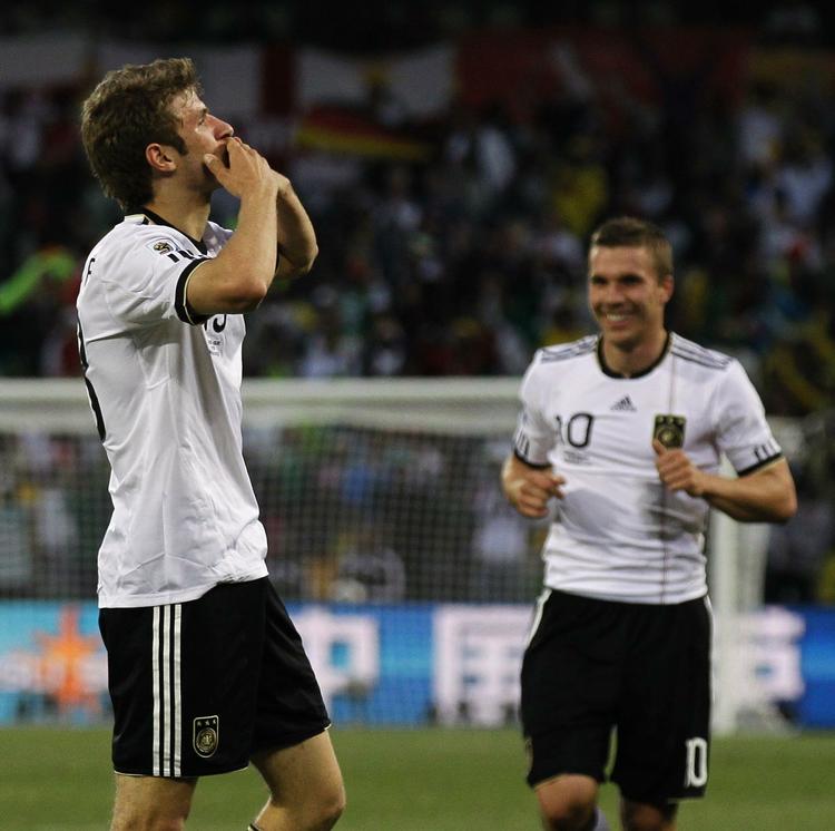 Kys. Thomas Müller uddeler kys til publikum efter sit andet mål mod England. 