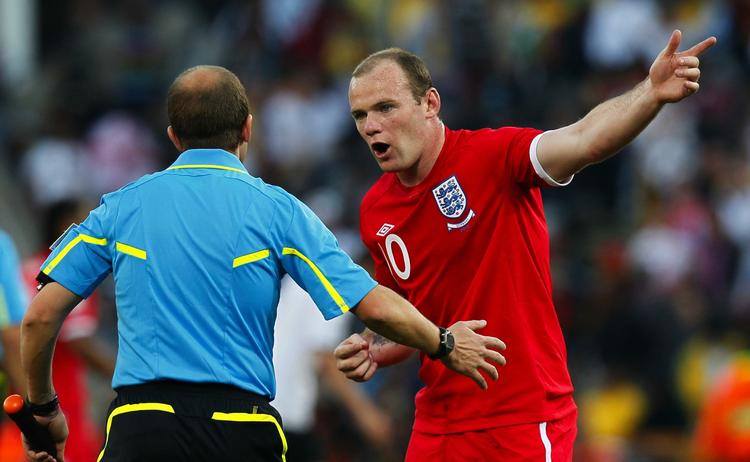 DOMMERFEJL. Wayne Rooney kunne ligesom resten af fodboldverdnen ikke forstå, hvorfor Englands mål til 2-2 mod Tyskland ikke blev anerkendt. 