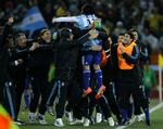 MÅLHELT. Carlos Tevez blev dobbeltmålscorer for Argentina i kampen mod Mexico. 