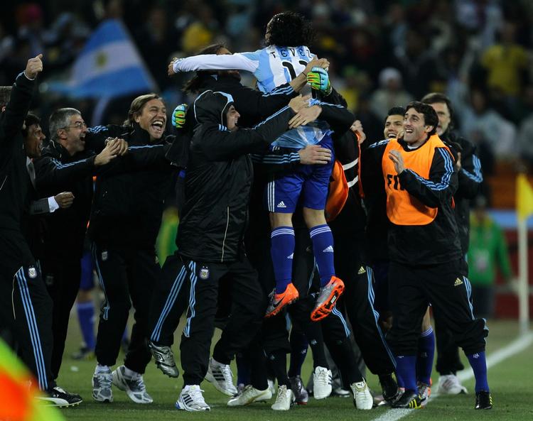 MÅLHELT. Carlos Tevez blev dobbeltmålscorer for Argentina i kampen mod Mexico. 