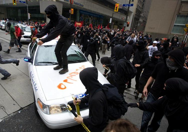 G20. 562 mennesker er indtil videre anholdt i forbindelse med demonstrationerne mod G20 i Toronto, Canada. 
