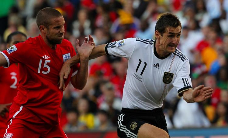 12. Ved at holde Mattthew Upson væk skaffede Miroslav Klose sig plads til at score sit 12. mål ved en VM-slutrunde. 