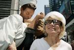 Kysset. Edith Shain poserer her foran en statue af det berømte kys på Times Square i 2005. Arkivfoto. 