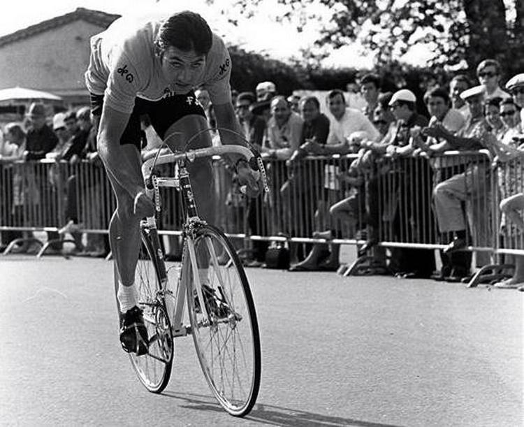 Eddy Merckx på vej mod en af sine fem Tour-sejre. 