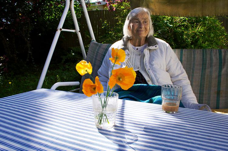 Skaber. Ovenpå et uhyre dramatisk liv, hvor Le Klint  tilsyneladende kun har fået symbolsk udbytte af sine kreative evner, nyder hun nu livet i den smukke sydøstfynske natur. Foto: Asger Klint Hansen 