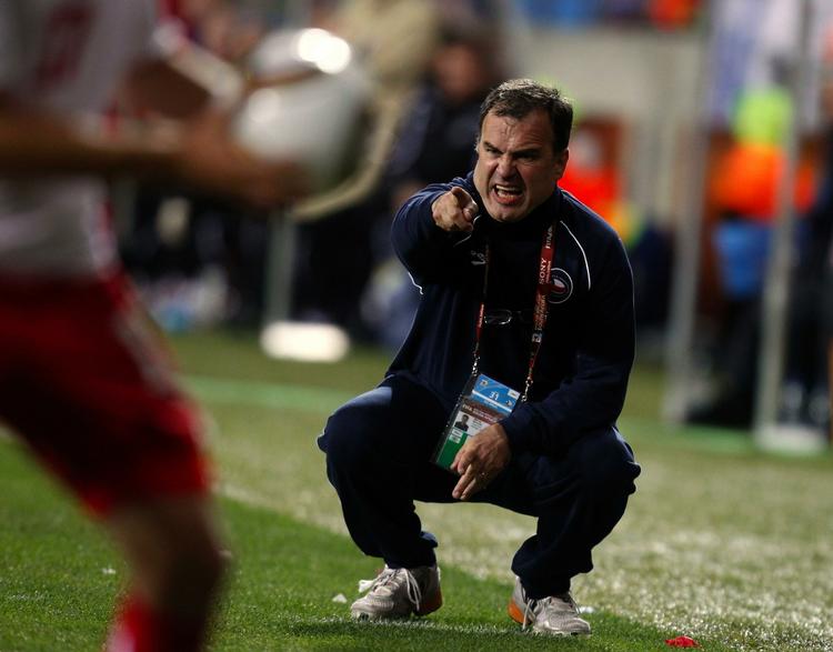 nørd. Marcelo Bielsa elsker fodbold mere end noget andet. Det ses tydeligt i hans taktiske tilgang til spillet. 