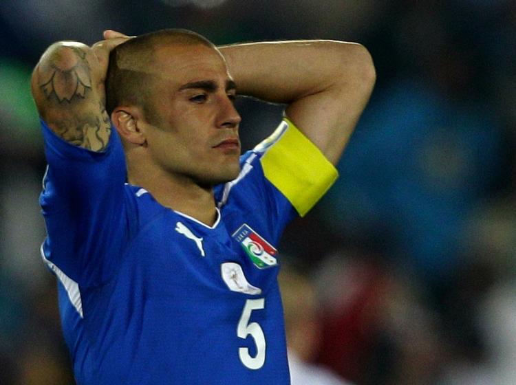 NEDTUR. Den europæiske fiasko i Sydafrika personificeres af Italiens anfører Fabio Cannavaro, der som forsvarende verdensmester røg ud efter indledende runde. 