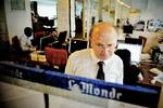 afgørelse. Chefredaktør Eric Fottorino kigger på dagens avissider på Le Mondes redaktion i fredags, hvor investorerne blev valgt. 