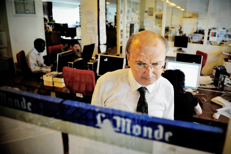 afgørelse. Chefredaktør Eric Fottorino kigger på dagens avissider på Le Mondes redaktion i fredags, hvor investorerne blev valgt. 