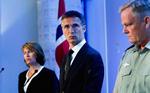 Sorg. Norges statsminister, Jens Stoltenberg, flankeret af forsvarsminister Grete Faremo og forsvarschef Harald Sunde på dagens pressemøde. 