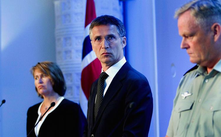 Sorg. Norges statsminister, Jens Stoltenberg, flankeret af forsvarsminister Grete Faremo og forsvarschef Harald Sunde på dagens pressemøde. 