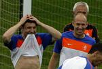 klubkammerater. Champions League-finalisterne Mark van Bommel og Arjen Robben fra Bayern München genforenes i dag i den hollandske startopstilling mod Slovakiet. 