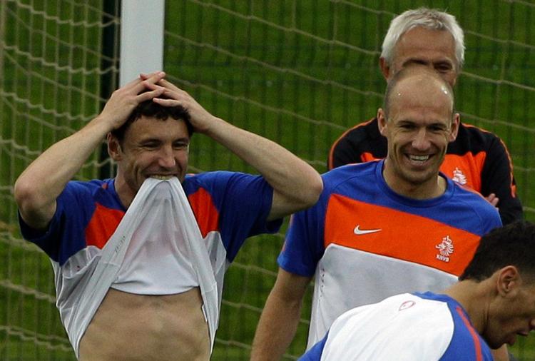 klubkammerater. Champions League-finalisterne Mark van Bommel og Arjen Robben fra Bayern München genforenes i dag i den hollandske startopstilling mod Slovakiet. 