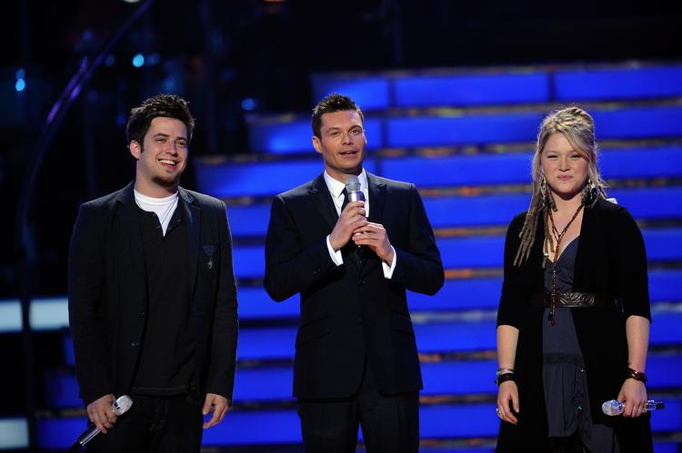 Afgørelsen. Programvært Ryan Seacrest (midten) står her med finaledeltagerne Lee DeWyze og Crystal Bowersox, før vinderen kåres i niende sæson af 'American Idol'. Arkivfoto. 