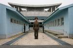 Konflikt. Ifølge nordkoreanske medier har USA placeret våben i det demilitariserede, hvor Nord- og Sydkorea forhandler. På billedet holder en nordkoreansk soldat vagt udenfor forhandlingshallen i området. 