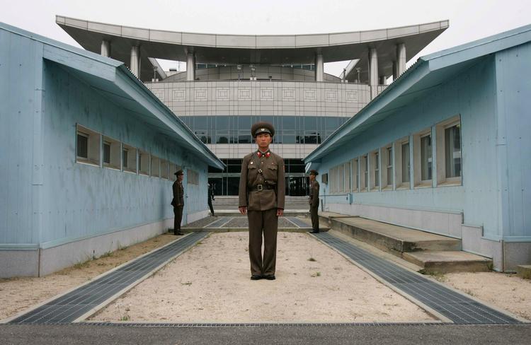 Konflikt. Ifølge nordkoreanske medier har USA placeret våben i det demilitariserede, hvor Nord- og Sydkorea forhandler. På billedet holder en nordkoreansk soldat vagt udenfor forhandlingshallen i området. 