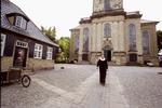 Christianskirken på Christianshavn åbner sin have med grill, øl og koncerter under jazzfestivalen. Her ses kirkens præst Flemming Pless foran kirken. 