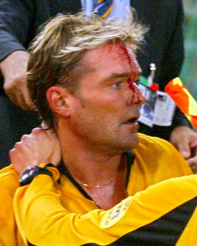 Fan-kultur. Fodbolddommer Anders Frisk blev ramt i hovedet af en mønt under en kamp mellem italienske Roma og Dinamo Kiev i september 2004. I 2005 modtog han adskillige dødstrusler. 